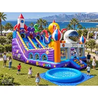 Grand parc de jeux gonflable extérieur sur le thème de l'espace
