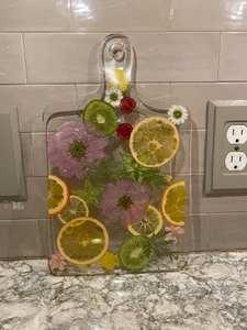 Elégant plateau en résine et planche à découper en bois pour servir du pain au fromage, de la viande et des fruits lors des dîners de famille - Product Image 3