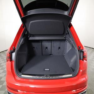 Alerte Offre Exceptionnelle! Audi Q3 Premium 2.0L 4 cylindres TFSI S Line quattro automatique AWD rouge, SUV de luxe, modèle 2024, état impeccable - Product Image 5