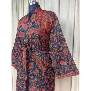 Cardigan en mélange de laine de yak vert à motif cachemire pour femme, manteau d'intérieur confortable et chaud pour l'hiver, avec poches originales, idéal pour les occasions spa - Product Image 6
