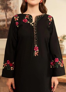 Robe évasée ethnique en mousseline de soie à manches longues imprimée noir orchidée avec des embellissements délicats Silhouette fluide pour les soirées formelles - Product Image 5