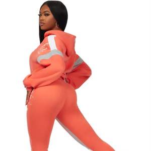 Chándal apilado moderno para mujer: cómodo y elegante para estilos de vida activos - Product Image 3