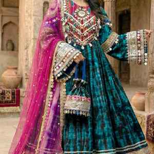 Robe afghane lourdement brodée pour femmes, avec décorations de vieilles pièces afghanes, pour les fêtes et les mariages kuchi - Product Image 4