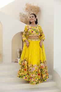 Lehenga Choli en organza jaune de créateur, broderie florale lourde, travail de fils et de paillettes pour les mariages, les fêtes, les robes de mariée - Product Image 2