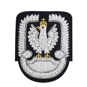 Badges de blazer en gros fabriqués au Pakistan 2024 Badges de blazer de couleur personnalisée Badges bien faits - Product Image 6