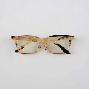 Gafas de cuerno de búfalo naturales hechas a mano Diseño tallado único Marcos de anteojos cómodos en color natural - Product Image 1