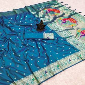 Sari de Seda Banarasi Pura VASTRA COTTAGE con Diseño de Zari Tejido a Mano en Toda la Superficie, Pallu Rico y Blusa con Tejido en Contraste - Product Image 1