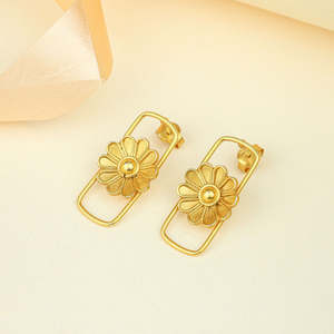 ต่างหูแบบติดหู Tridha Daisy Frame สีทอง สไตล์วินเทจทันสมัย ดีไซน์ศาสนา ทำจากสแตนเลส ทองเหลือง และเพชรซิร์คอน เหมาะสำหรับงานปาร์ตี้ - Product Image 5