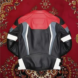 เสื้อแจ็คเก็ตนักขี่มอเตอร์ไซค์ระดับพรีเมียม ผลิตจากโรงงาน OEM หนังแท้เสริมแผ่นรองไหล่ คุณภาพสูงสำหรับผู้ชาย ผลิตจากโพลีเอสเตอร์คุณภาพสูง เสื้อแจ็คเก็ตมอเตอร์ไซค์ - Product Image 2