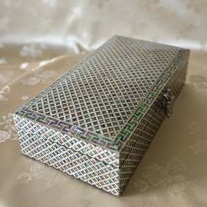 Caja de Joyería Decorativa de Madera con Incrustaciones de Nácar, Diseño Floral Moderno y Lujoso, Hecha a Mano, para Regalos - Product Image 4