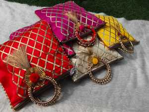 การออกแบบสารพันคุณภาพสูงและกระเป๋าโปรดปรานงานแต่งงานของผู้หญิงหลายสีสําหรับของขวัญคืนและของขวัญเทศกาล Rakhi สําหรับน้องสาวน่ารัก - Product Image 5