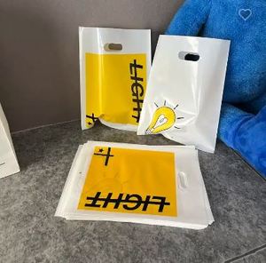 Precio barato, diseño de logotipo impreso personalizado, bolsa de plástico con mango LDPE/HDPE, bolsa troquelada, bolsa de compras para ropa, zapato - Product Image 5