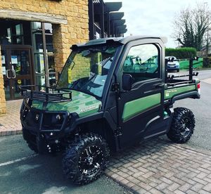 ค้นหาไอคอนที่คล้ายกันเพียงแค่ใน John Deer Utility VAC XUV835R Gator UTV ในออสเตรีย .. - Product Image 2