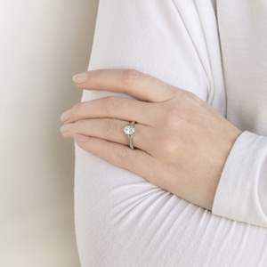 Anillo de compromiso de moissanita con pavé de corte ovalado - Product Image 3