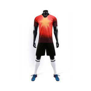 Uniforme de fútbol, camiseta de fútbol y pantalones cortos, ropa de equipo de diseño, uniformes de fútbol fabricados en Pakistán - Product Image 1