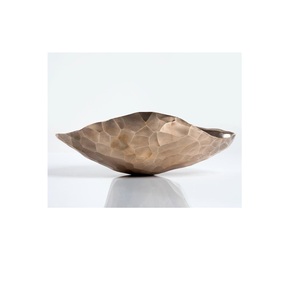 Cuenco de servicio decorativo de latón tallado a mano para elevar la presentación visual de las comidas en ambientes de comedor tradicionales - Product Image 3