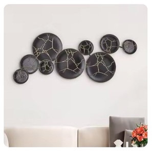 Art mural en métal recyclé écologique avec des motifs abstraits structurés de forme ronde attachés - Product Image 2