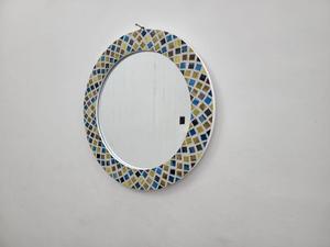 Miroir mural au design moderne, cadre en résine incrustée, cadre de miroir décoratif en bois et résine, élégant pour la décoration intérieure, en vente - Product Image 4