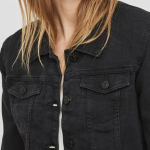 Dernière veste en jean noir avec logo personnalisé pour femmes poches poitrine et fermeture à boutons conçue pour les femmes pour un confort en toutes saisons - Product Image 3