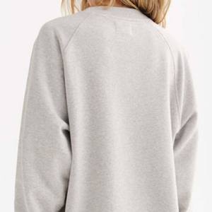 Sudadera de cuello redondo con bordado raglán para mujer en blanco 300g Peso de tela Impresión digital Invierno Casual Mangas completas OEM - Product Image 6