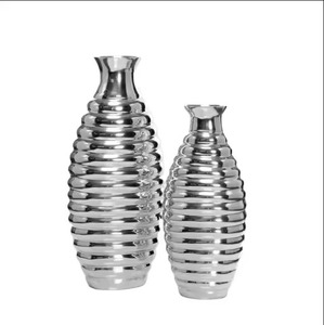 Pot en métal argenté poli Conteneur d'affichage de fleurs contemporain pour la décoration intérieure Table de chambre et style intérieur de bureau - Product Image 1