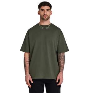Camiseta de gran tamaño caqui para hombre 100% algodón 190 GSM Streetwear Staple Tee Impreso Front Back Logo Drop Shoulder Relaxed Fit Shirt - Product Image 3