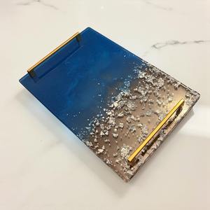 Plateau de service en résine artisanal avec motif floral, design personnalisable, haute qualité pour la cuisine, la maison, les fêtes - Product Image 3