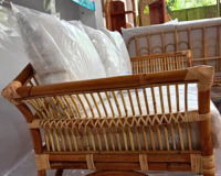 Canapé causeuse confortable de style bohème fabriqué à la main en rotin naturel avec coussins de dossier et de siège en peluche pour forme carrée d'appartement