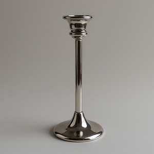 Bougeoir de Noël en aluminium poli avec détails sculptés mélangeant parfaitement la décoration de vacances de style festif moderne - Product Image 3