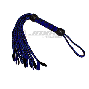 Elegante látigo para flogger de bondage con caídas de cuero liso y envoltura de mango detallada ideal para el castigo y la restricción de juegos de rol - Product Image 3
