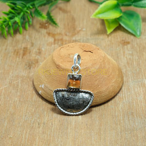 Collar con Colgante de Media Luna Texturizado Hecho a Mano con Plata de Ley 925 y Piedra Preciosa de Citrino Natural - Product Image 4