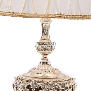 Elegante lámpara de mesa de latón plateado con pantalla plisada clásica Acento de iluminación decorativo hecho a mano de lujo - Product Image 4