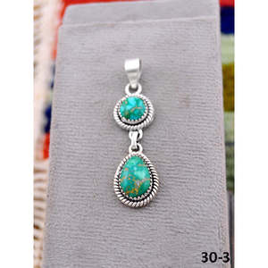 Colgante de Turquesa y Plata de Ley Estilo Suroeste con Bisel de Esmeralda, en una Impresionante Opción de Regalo - Product Image 1
