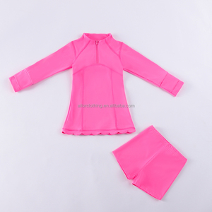 Conjunto de yoga al por mayor para niñas: Vestido de nailon y elastano de manga larga con media cremallera, pantalones cortos incorporados y borde festoneado. - Product Image 4
