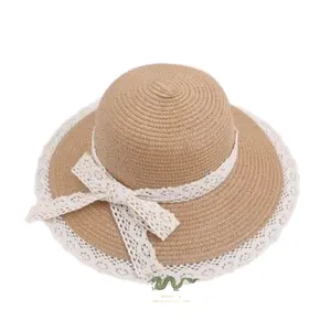 Мягкая соломенная шляпа с кружевом и женственным галстуком-бабочкой придает женщинам нежный стиль
