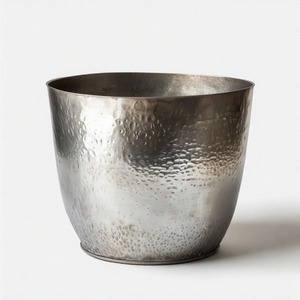 Olla martillada hecha a mano Silver Haven con base elevada, ideal para entradas lujosas o espacios de jardín mínimos - Product Image 4