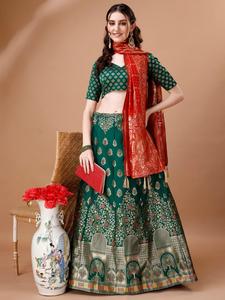 Designer exquis Lehenga Choli en brocart et soie Banarasi Parfait pour les mariages Occasions festives et les célébrations traditionnelles - Product Image 5