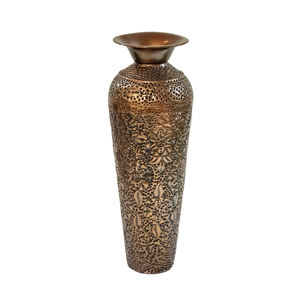 Jarrón de suelo de metal repujado con un diseño floral detallado y un acabado artístico hecho a mano - Product Image 5