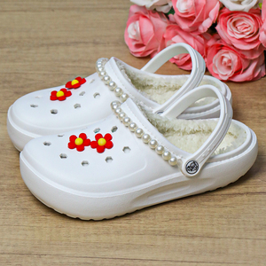 Sabots d'hiver doublés pour femmes, en coton polaire, semelle supérieure en EVA, antidérapants, légers, chauds, à enfiler, chaussures de <span class=keywords><strong>jardin</strong></span>, décor floral rouge perlé - Product Image 1