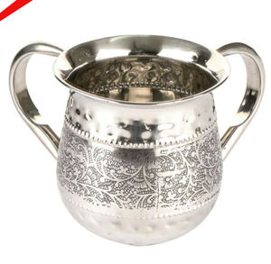 Tasse de lavage juive au design martelé fini argent avec deux poignées dorées - Product Image 2
