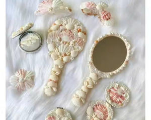 Espejo compacto hecho a mano de Vietnam estilo sirena con conchas perlas y encaje de océano - Product Image 3