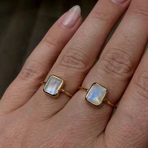 แหวน925สเตอร์ลิงลายรุ้งมูนสโตนดีไซน์จากโรงงาน2025ทรงสี่เหลี่ยมผืนผ้าขนาด8x10มม. สำหรับงานแต่งงานงานปาร์ตี้ - Product Image 4