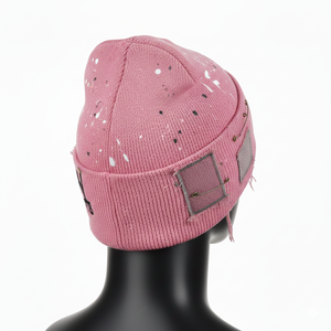 Gorro de punto acrílico suave de alta calidad, color rosa, estilo desgastado con roturas, manchas de pintura, logotipo personalizado bordado, jacquard. - Product Image 5