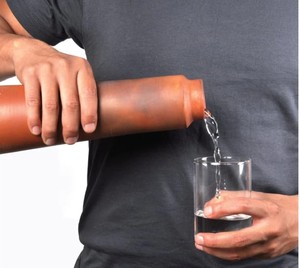 Botella de Barro de Terracota Hecha a Mano - 920 ml, Regalo Empresarial, Estilo Contemporáneo, Certificada por KSN - Product Image 4