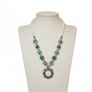 Collier Pendentif Tendance Saphir Sands, Forme Géométrique Fleurie, Plaqué Or Rhodié, avec Maillons en Cuivre, Diamant et Perle - Product Image 4