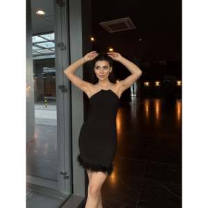 Robe en tissu ottoman avec taille naturelle et plumes d'autruche - Product Image 3