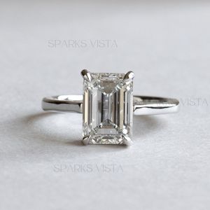 Bague solitaire en diamant de laboratoire taille émeraude sur mesure |   Alliance de mariage unisexe en or massif 14 carats avec certificat et design luxueux - Product Image 3