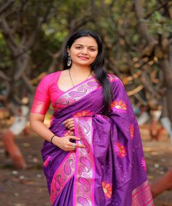 Saree en organza avec dentelle à fleurs et chemisier en velours - Product Image 2