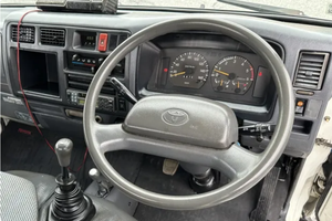 PRÊT À CONDUIRE - VÉHICULE D'OCCASION À VOLANT À GAUCHE |   Conduite à droite |   TOYOTA HIACE DIESEL 4×4 5 VITESSES 1996 - Product Image 4