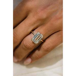 Bague de fiançailles SHREYA DIAM en or jaune 14 carats avec diamant de laboratoire taille émeraude en forme de donut, couleur E, double griffe, 1,8 mm, solitaire - Product Image 1